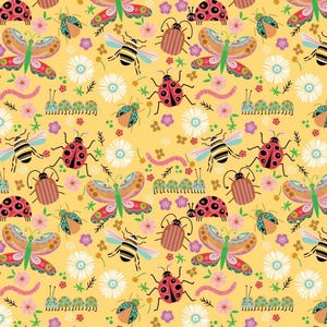 Op de afbeelding: Een herhalend patroon van kleurrijke insecten en bloemen op een gele achtergrond. Het ontwerp bevat vlinders, lieveheersbeestjes, bijen, rupsen en madeliefjes. De insecten hebben gedetailleerde vleugels en lichamen, en de bloemen zijn in roze en paarse tinten.