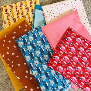 Peut inclure: Un assortiment d'échantillons de tissu colorés avec divers motifs. Les motifs comprennent des voitures de dessins animés, des étoiles et du rose moucheté. Les couleurs varient du jaune, marron et bleu au rose et rouge. Idéal pour les projets de couture.