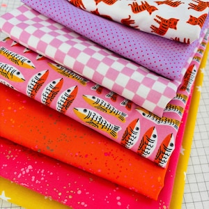 Può includere: Una pila di sei pezzi di tessuto piegati con vari motivi: tigri arancioni su bianco, pois viola, scacchi rosa e bianchi, pesci gialli su rosa, arancione tinta unita con macchie dorate e giallo con stelle bianche.