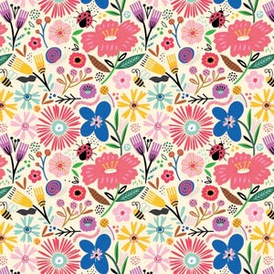 Op de afbeelding: Een kleurrijk bloemenpatroon met roze, blauwe, gele en paarse bloemen, groene bladeren, lieveheersbeestjes, bijen en slakken. Het ontwerp is geplaatst tegen een crèmekleurige achtergrond, wat een levendige en vrolijke uitstraling creëert.