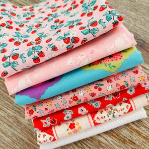 Peut inclure: Une pile de tissus colorés avec divers motifs. Les tissus présentent des motifs tels que des fraises, des compositions florales et des ours en peluche. Les couleurs incluent le rose, le rouge, le bleu et le blanc, créant une esthétique joyeuse et vibrante. Idéal pour le patchwork ou les projets de couture.