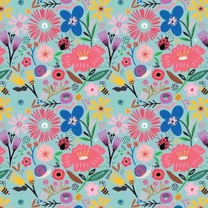 Puede incluir: Un colorido estampado floral con flores rosas, azules y amarillas, junto con mariquitas, abejas y caracoles sobre un fondo azul claro. El diseño es un patrón repetitivo de varias flores e insectos.