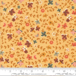 Puede incluir: Primer plano de una tela con un estampado floral repetido. La tela tiene un fondo amarillo con pequeñas flores en tonos rosa, rojo, blanco y marrón, junto con acentos verdes y azules. Las flores están conectadas por vides marrones.