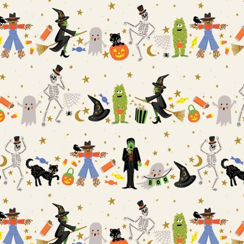 Pu&ograve; includere: Uno sfondo bianco con un motivo ripetuto di personaggi e oggetti di Halloween. I personaggi includono una strega, uno scheletro, un fantasma, un mostro, uno spaventapasseri e un gatto. Gli oggetti includono stelle, caramelle, zucche e una scopa.