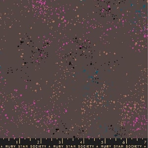 Puede incluir: Una tela con fondo marrón oscuro, salpicada de pequeños puntos en tonos rosa, negro, turquesa y beige. El tejido presenta un patrón moteado y es adecuado para diversos proyectos de costura.