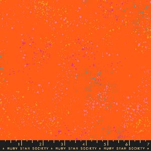 以下が含まれることがあります： オレンジ色の生地に、ピンク、イエロー、ブルーのドットが散りばめられた斑点模様。生地はRuby Star Society製です。