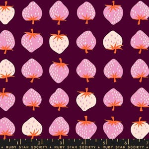 Può includere: Un tessuto con un motivo ripetuto di fragole rosa e crema, con steli e foglie arancioni, su uno sfondo viola scuro. Il testo "RUBY STAR SOCIETY" è stampato in basso.
