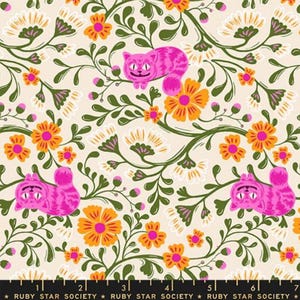 Puede incluir: Tela estampada con un diseño caprichoso de gatos rosas de Cheshire, flores naranjas y rosas, y follaje verde sobre un fondo crema. La tela tiene un patrón repetitivo con el texto "RUBY STAR SOCIETY" en la parte inferior.