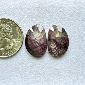 Pode incluir: Uma caneca de cerâmica branca com uma alça preta e o texto "But First, Coffee" em preto, em negrito. A caneca está sobre uma superfície branca. A caneca tem aproximadamente 10 cm de altura.