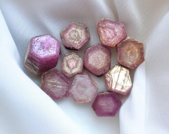 10 Stück, Natürliche Stern Rubin Rohkristalle, Wicca Wicca Kristalle Zauberstäbe, Healing Rubin Edelstein Rohstein, Sheen Rubin Kristalle, GRÖSSE - 7 mm-10 mm