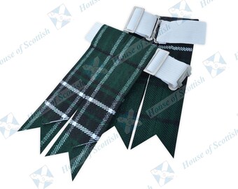Skotska kiltstrumpor med blixtar tillverkade av MacLean-jakttartan/akrylull. Tartanblixtar från House of Scottish.