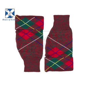 Op de afbeelding: Een paar rode sokken met ruitpatroon met groene, gele en witte accenten. De sokken hebben een omgeslagen manchet en zijn gemaakt van een gebreid materiaal. Het logo "House of Scotland" is linksboven zichtbaar.