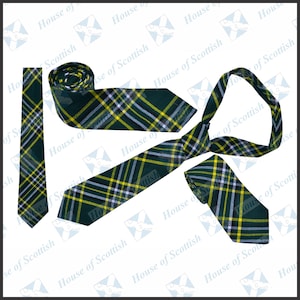 Puede incluir: Tres corbatas de cuadros verdes, amarillos y blancos. Una corbata está anudada y las otras dos están colocadas planas.