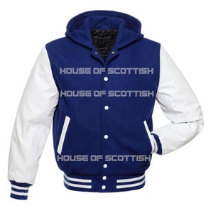Op de afbeelding: Een blauw en wit varsity jack met een capuchon. De mouwen zijn van wit leer en het lichaam is van blauwe wol. Het jack heeft een witte streep rond de onderkant en de manchetten. Het jack heeft een knoopsluiting en twee zakken.