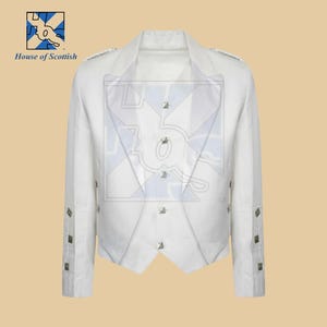 Puede incluir: Chaqueta de kilt blanca con botones y detalles plateados. La chaqueta tiene un corte entallado, solapas con muescas y botones decorativos en los puños. El logotipo de House of Scottish es visible en la esquina superior izquierda.