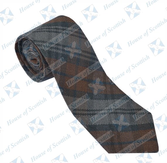 Cravatta da uomo Stewart Royal Modern Wool Tartan realizzata in Scozia - Italia