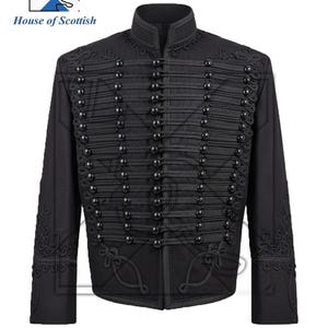 Könnte beinhalten: Schwarze Jacke im Militärstil mit hohem Kragen und dekorativen Knöpfen. Die Jacke hat mehrere Reihen kleiner, runder Knöpfe und aufwendige Stickereien an den Ärmeln und der Vorderseite. Der Text "House of Scottish" ist sichtbar.
