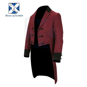 Op de afbeelding: Een bordeauxrode rokkostuum met zwarte accenten. De jas heeft een dubbele rij knopen aan de voorkant met zwarte knopen, een zwarte kraag en manchetten en een lang zwart achterpaneel. Het logo van House of Scottish staat in de linkerbovenhoek.