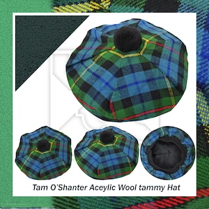 Peut inclure: Un bonnet écossais en laine acrylique bleu, vert, jaune et rouge avec un pompon noir sur le dessus. Le bonnet est présenté sous plusieurs angles.