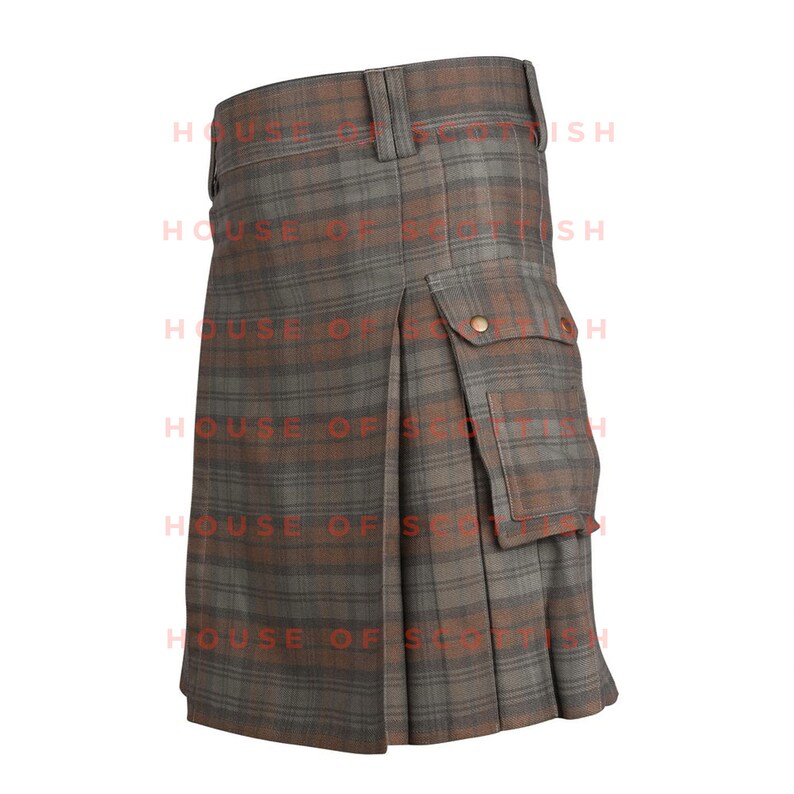 Peut inclure: Un kilt en tartan brun et gris avec une grande poche cargo sur le c&ocirc;t&eacute; droit. Le kilt a une boucle de ceinture et une boucle.