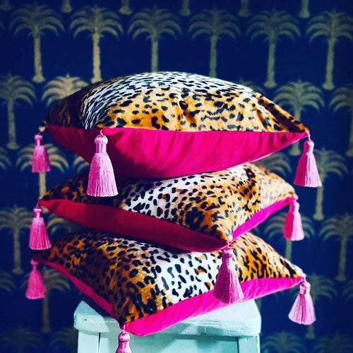 Cojín de terciopelo con estampado de leopardo hecho a mano, terciopelo rosa fucsia, borlas de seda.