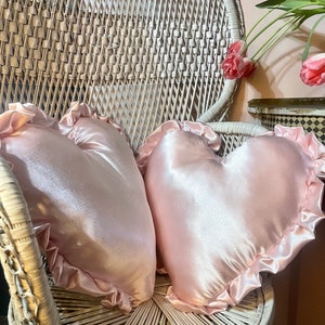 Schönes handgemachtes hellrosa Satin Herzkissen, herzförmiges Kissen, Seidenrüschenkissen, Boudoirkissen, altes Hollywood Rüschenkissen