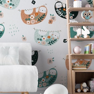 Boho Kinderzimmer Wallpaper. Verschlafenes Faultier. Kollektion 2022. Peel and Stick und traditionelle Optionen. Akzent Wand. *
