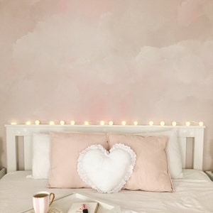 Artistiek muze aquarel behang. 2024. Kleuren: blush. Peel/Stick en traditionele opties. Modern. Veel kleuren beschikbaar. 75 inch herhaling*