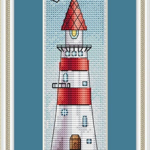 Könnte beinhalten: Ein rot-weißer Leuchtturm mit einer gelben Flagge oben, der auf einer grünen Grasfläche steht, mit einem gelben Weg, der zu einem Holzsteg führt. Der Leuchtturm hat ein rotes Dach und weiße Wände mit roten Streifen. Der Himmel ist blau mit einer weißen Wolke. Das Bild ist ein Kreuzstichmuster.
