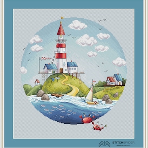Puede incluir: Un patrón de punto de cruz que presenta un faro rojo y blanco en una pequeña isla con un camino sinuoso que lleva a la cima. La isla está rodeada de agua azul con peces y un cangrejo rojo. El cielo es azul con nubes blancas.