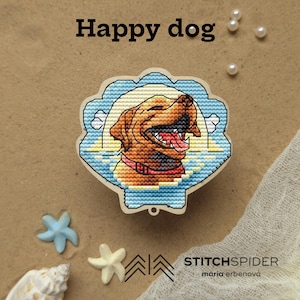 Puede incluir: Imagen bordada a punto de cruz de un perro feliz en un marco de concha. El perro es marrón con un collar rojo, con la lengua fuera, rodeado de agua azul. El texto "Happy dog" está encima. El fondo incluye arena, perlas y estrellas de mar.