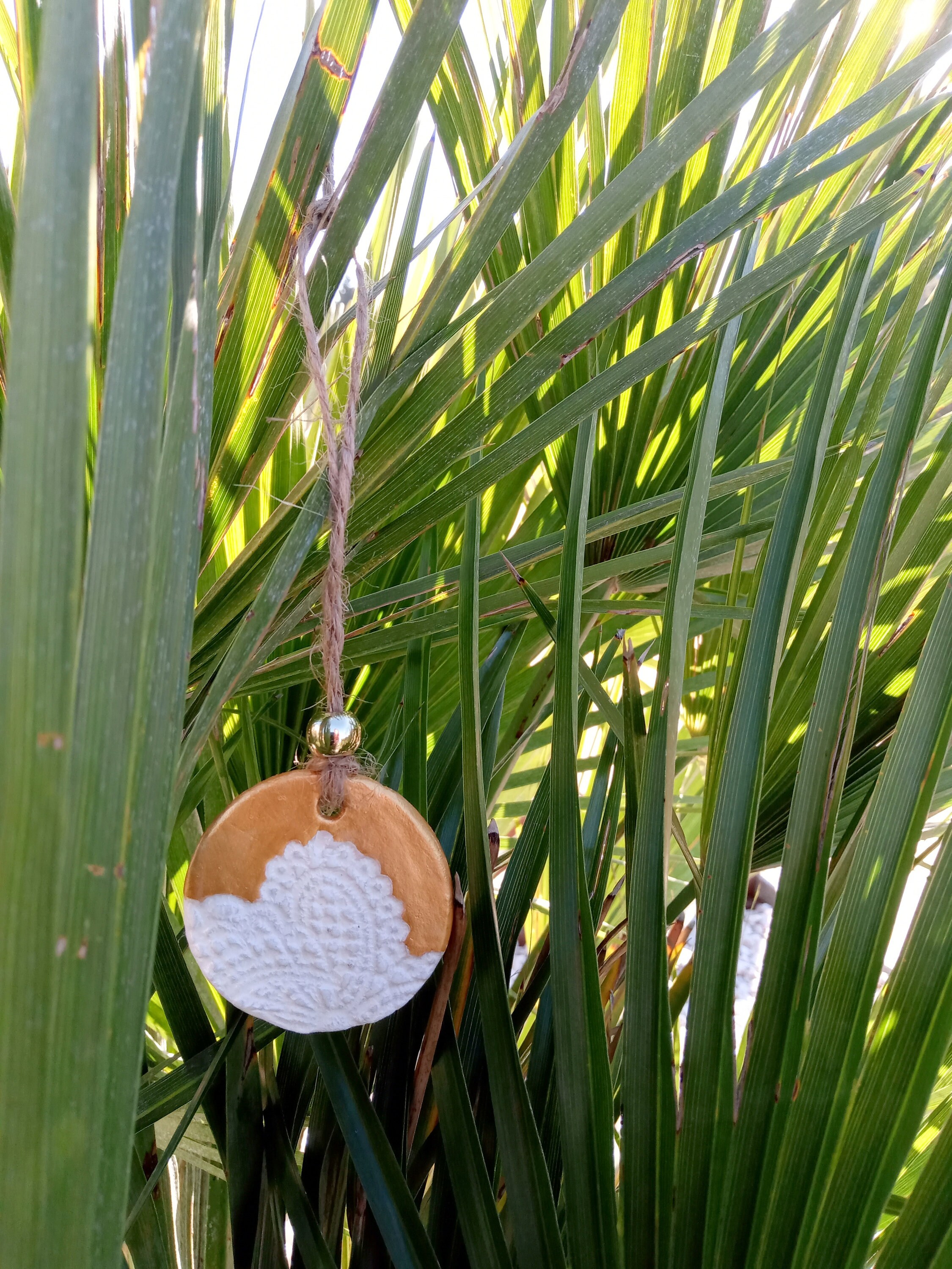 Suspension Décoration Médaillon Blanc et Or Diffuseur Parfum