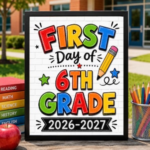 Pode incluir: Uma placa emoldurada com fundo de tijolo branco apresentando o texto colorido FIRST Day of 6TH Grade 2026-2027. O design inclui um lápis amarelo, estrelas vermelhas, verdes e azuis e linhas pretas decorativas em uma superfície branca.