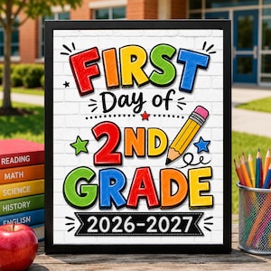 以下が含まれることがあります： 白いレンガの背景に「FIRST Day of 2ND Grade 2026-2027」というカラフルな文字が描かれた額入りサイン。黄色い鉛筆のイラスト、赤、緑、青の星、そして白い表面に装飾的な黒い線が含まれています。