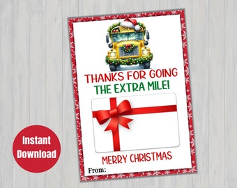 Può includere: Un biglietto regalo di Natale stampabile con un autobus scolastico giallo decorato con luci natalizie e un cappello di Babbo Natale. La carta dice "Grazie per lo sforzo extra! Buon Natale" e ha uno spazio per un messaggio regalo.