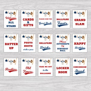 Op de afbeelding: Een verzameling honkbal-thema borden met rode en blauwe tekst op een witte achtergrond. Elk bord bevat illustraties van honkbaluitrusting en zinnen als "Welcome All Stars" en "Happy Birthday."