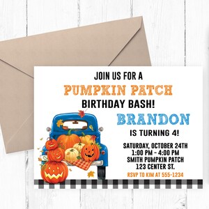 Puede incluir: Una invitación de cumpleaños con una ilustración de un camión azul lleno de calabazas. El texto dice "¡Únete a nosotros para una fiesta de cumpleaños en el huerto de calabazas!" e incluye el nombre "Brandon" y los detalles de la fiesta.