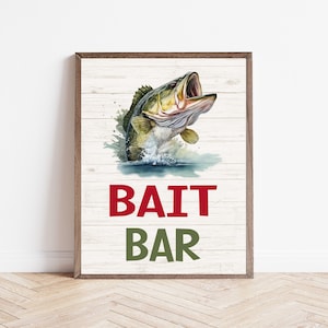 Könnte beinhalten: Ein Holzschild mit weiß getünchtem Hintergrund und braunem Rahmen. Ein Schwarzbarsch springt aus dem Wasser. Das Schild trägt die Aufschrift "Bait Bar" in roten und grünen Buchstaben.