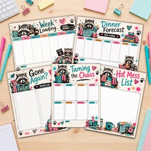 以下が含まれることがあります： アライグマのイラストと「Week Loading」「Dinner Forecast」「Gone Again」「Taming the Chaos」「Hot Mess List」というテキストが印刷された5枚のプランナーシートセット。各シートには、チェックボックス付きの整理用セクションが設けられています。