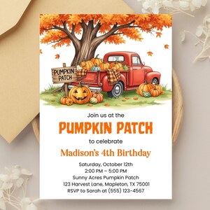 Könnte beinhalten: Eine Einladung zum Geburtstag mit Kürbis-Thema. Sie zeigt einen roten Truck voller Kürbisse unter einem Baum. Der Einladungstext lautet "Pumpkin Patch" und enthält Eventdetails.
