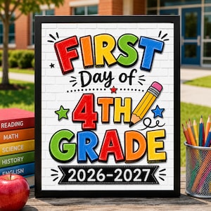 Könnte beinhalten: Ein gerahmtes Schild mit weißem Ziegelhintergrund und dem bunten Text FIRST DAY OF 4TH GRADE 2026-2027. Das Design enthält eine gelbe Bleistiftillustration, kleine Sterne und dekorative Linien, präsentiert in einem schwarzen Rahmen auf Holz.