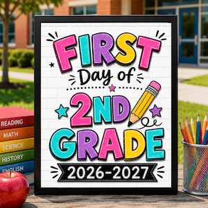 Può includere: Un cartello incorniciato con sfondo in mattoni bianchi che riporta il testo First Day of 2nd Grade 2026-2027 in lettere colorate, in grassetto e in stile bolla. Il design include un disegno di una matita gialla, piccole stelle e accenti decorativi rosa, blu e viola.