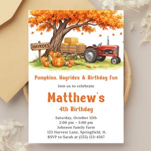 Puede incluir: Una invitación de cumpleaños con temática otoñal. Presenta un tractor rojo, calabazas y un carro de heno bajo un árbol con hojas naranjas. El texto dice "Pumpkins, Hayrides & Birthday Fun" y anuncia el 4º cumpleaños de Matthew.