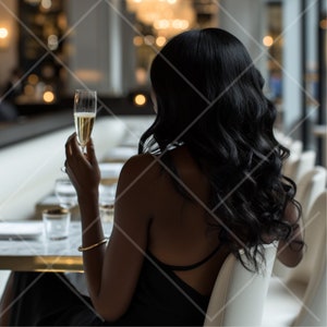 K&ouml;nnte beinhalten: Eine Frau mit langen schwarzen Haaren sitzt an einem Tisch in einem Restaurant und h&auml;lt ein Glas Champagner.