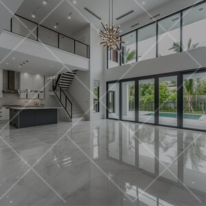 K&ouml;nnte beinhalten: Ein modernes, offenes Wohnzimmer mit einem gro&szlig;en, wei&szlig;en Fliesenboden und einem gro&szlig;en Fenster mit Blick auf einen Pool. Der Raum verf&uuml;gt &uuml;ber eine moderne Treppe und einen gro&szlig;en Kronleuchter.
