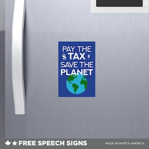 Può includere: Un magnete quadrato blu con testo bianco che recita "Pay the $ Tax $ Save the Planet" e un'immagine di un globo terrestre verde e blu.