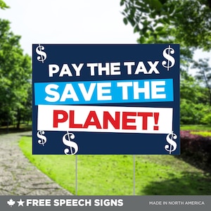 Può includere: Un cartello da giardino blu e bianco con il testo "PAY THE TAX $ SAVE THE PLANET!" con simboli del dollaro nella parte superiore e inferiore del cartello.