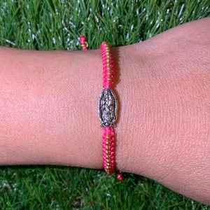 Bracelet de couleur corail La Virgen de Guadalupe avec perles de verre d’or