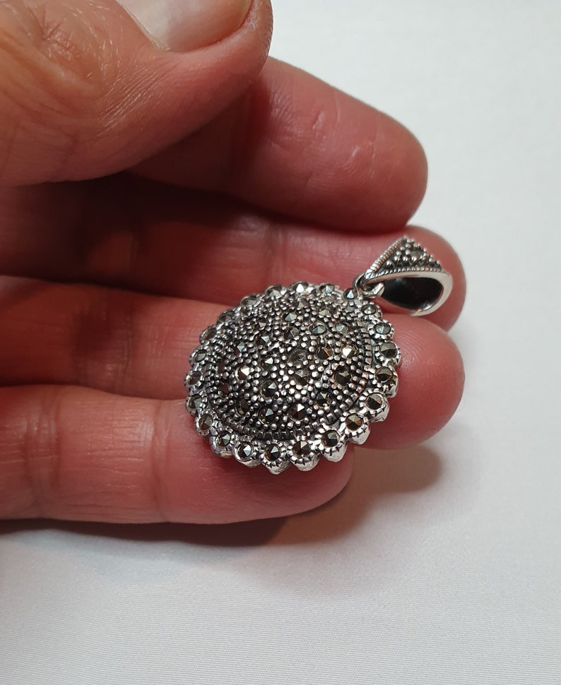 P8 MARCASITE round-shaped in the shape of a sun solid 925/% silver pendant and marked pendant