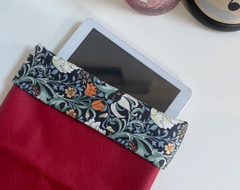 Housse pour tablette ou liseuse, simili rouge et coton baroque